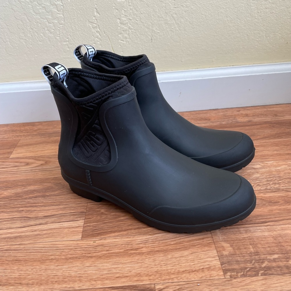 Stylish UGG Rainboot, all black, women’s size 8, shearling footbed. Good cond.